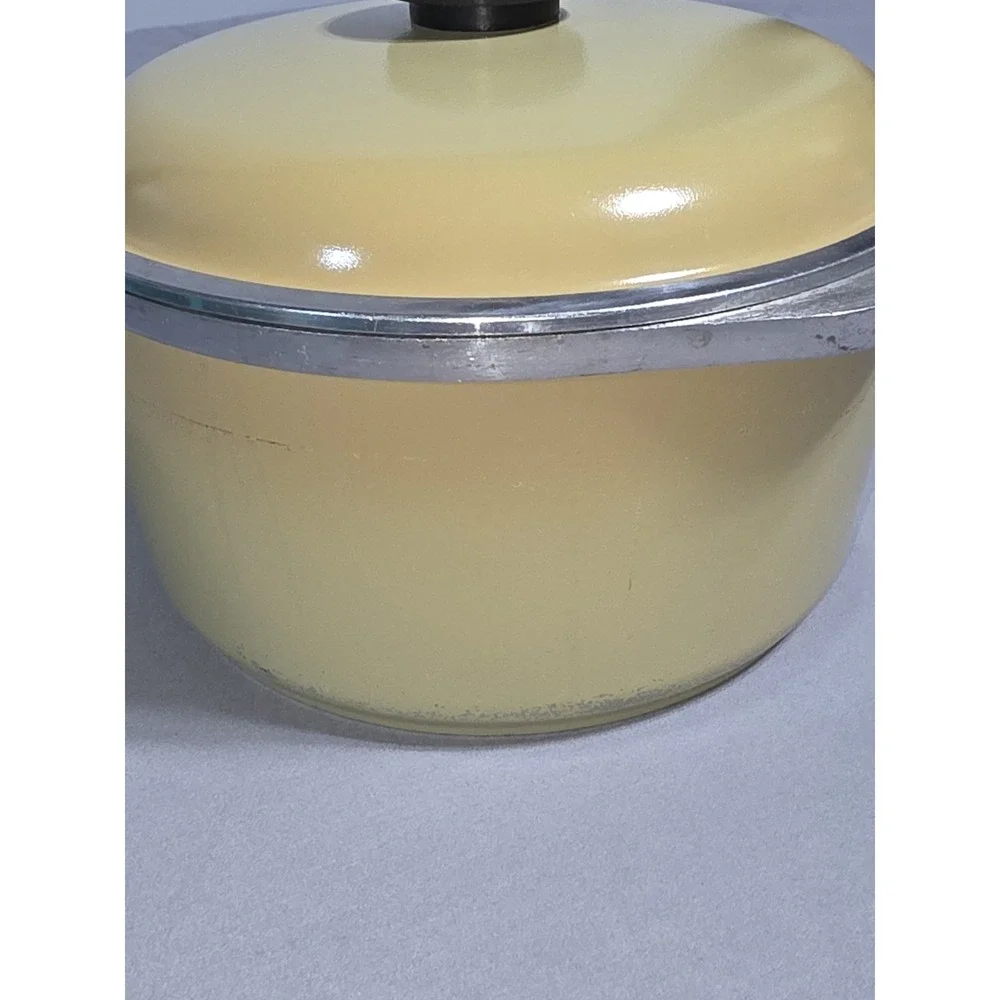 4 Qt  Harvest Yellow Club Dutch Oven 9